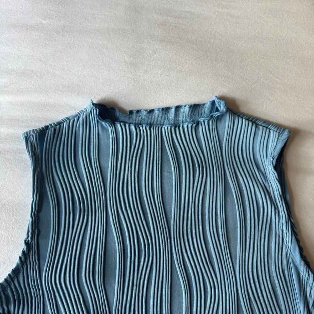 Blue Wavy Textured Ribbed Plisse Mock Neck Sleeveless Top Sz S Japanese Minimal